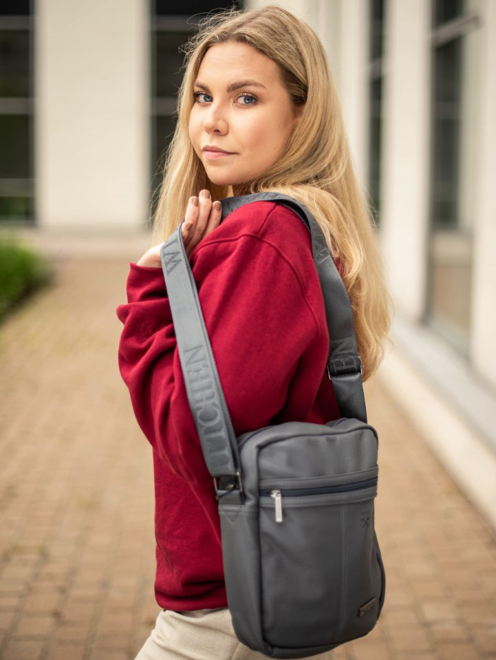 Stoisko promocyjne UJ - studentka z torbą